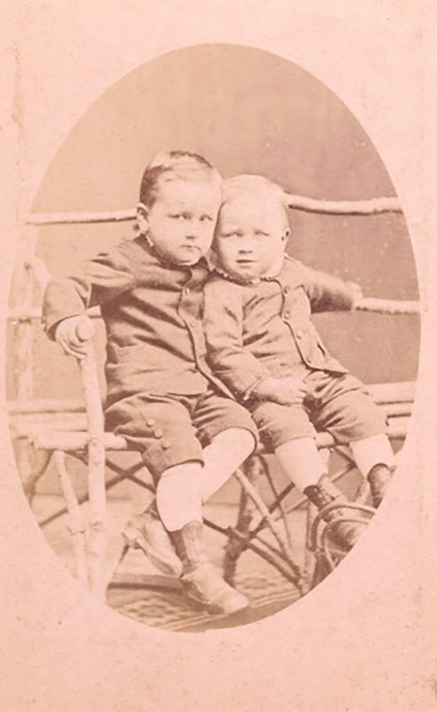 Foto zwei kleine Jungen auf einer Bank im Fotoatelier (Freilichtmuseum Roscheider Hof CC0)