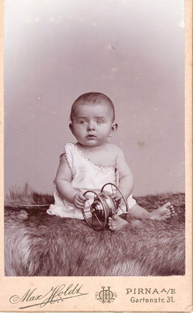 Foto Kleinkind sitzend auf einem Fell (Freilichtmuseum Roscheider Hof CC0)