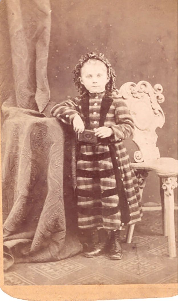 Foto Kind mit langem Mantel im Atelier (Freilichtmuseum Roscheider Hof CC0)