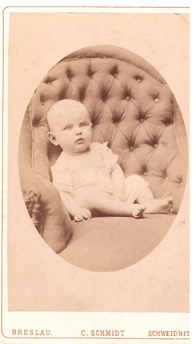 Foto Baby auf einem Polstersessel m Atelier (Freilichtmuseum Roscheider Hof CC0)