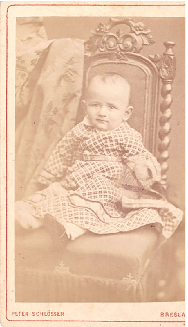 Foto Kleinkind auf einem Stuhl (Freilichtmuseum Roscheider Hof CC0)