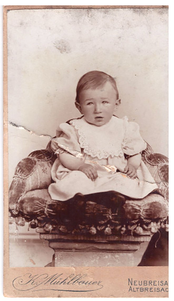 Foto Kind auf Sitz im Fotoatelier (Freilichtmuseum Roscheider Hof CC0)