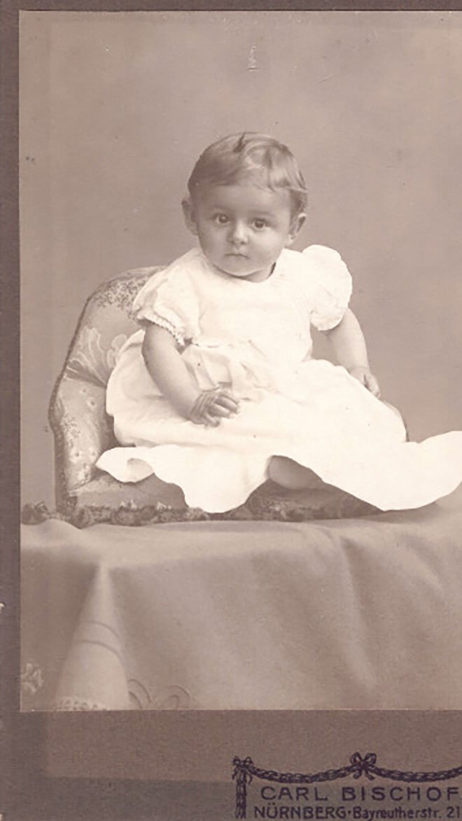 Foto Kleinkind im weißen Kleid im Atelier (Freilichtmuseum Roscheider Hof CC0)