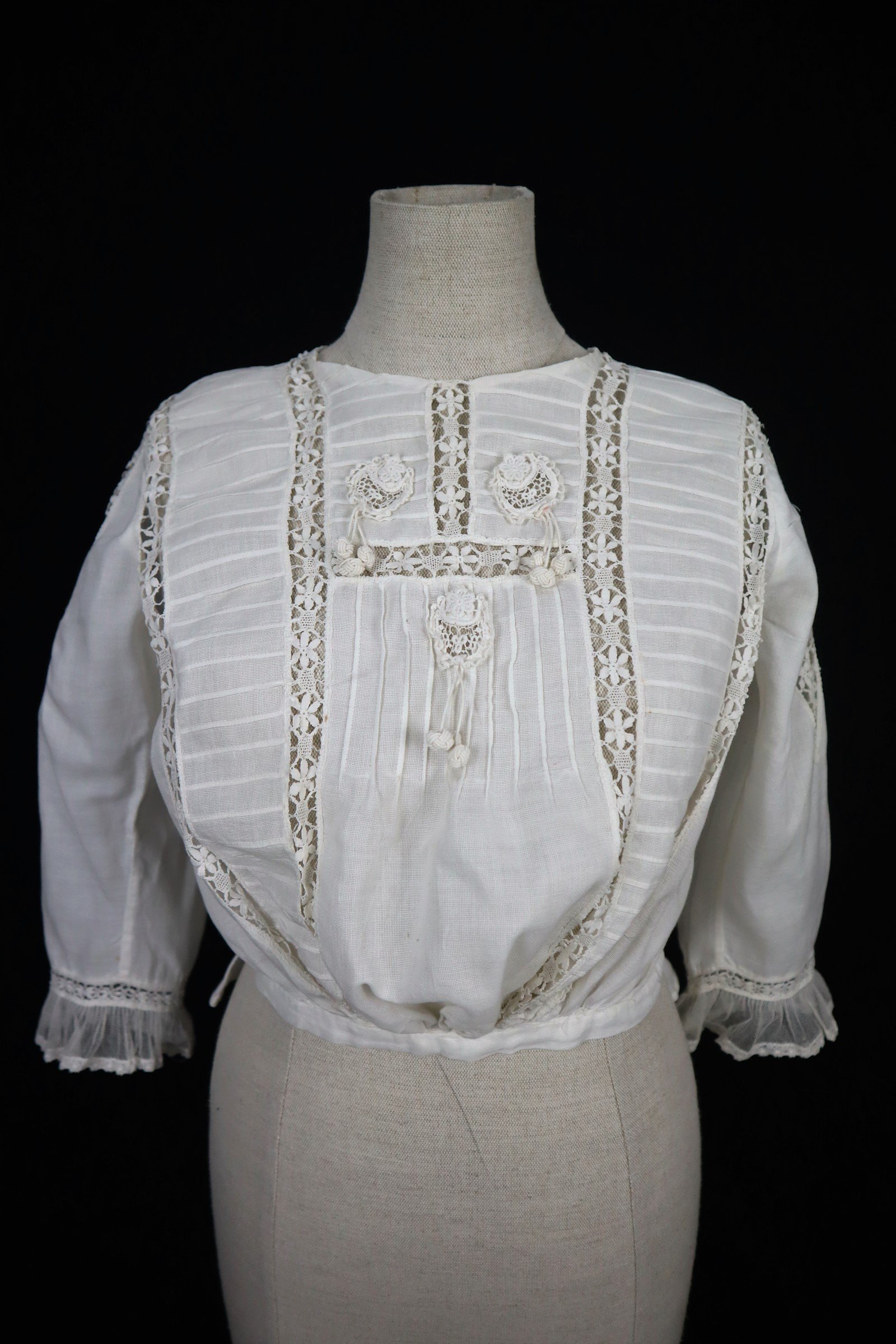 Weiße Bluse mit aufwändigen Spitzeneinsätzen und Biesen (Freilichtmuseum Roscheider Hof CC0)