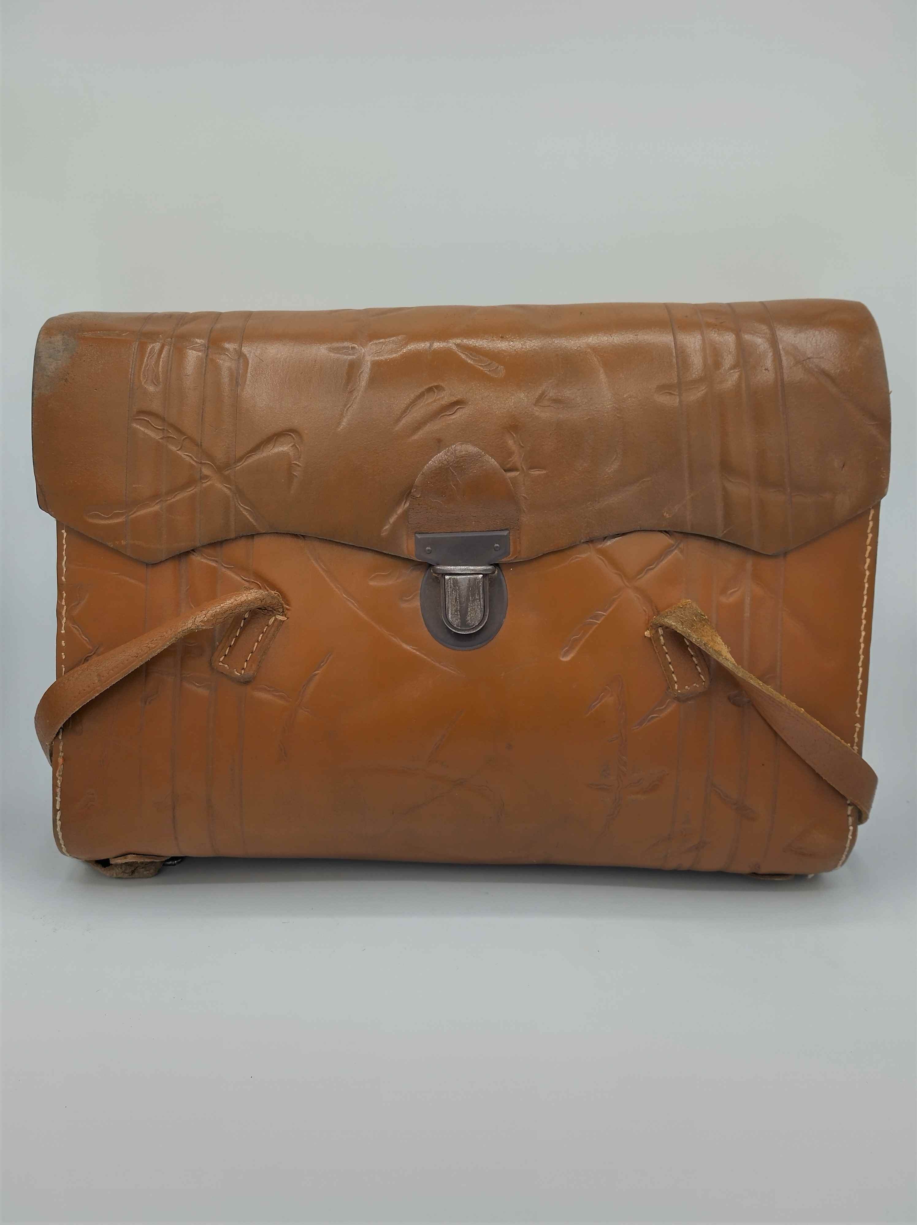 Hellbraune Schultasche für den Schultag gepackt (Freilichtmuseum Roscheider Hof CC0)