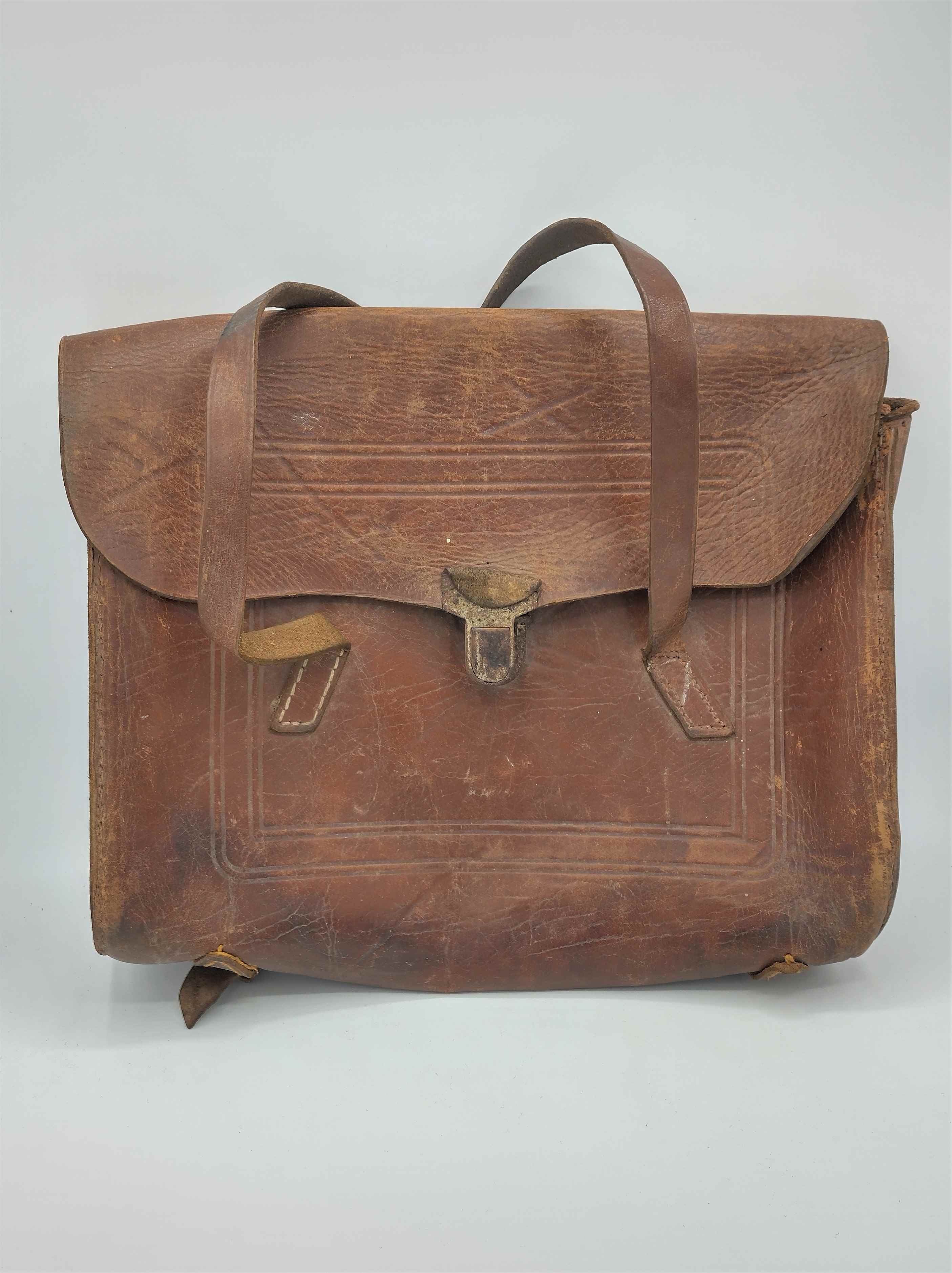 Dunkelbraune Schultasche mit Trägern vorne und viereckigem Muster (Freilichtmuseum Roscheider Hof CC0)