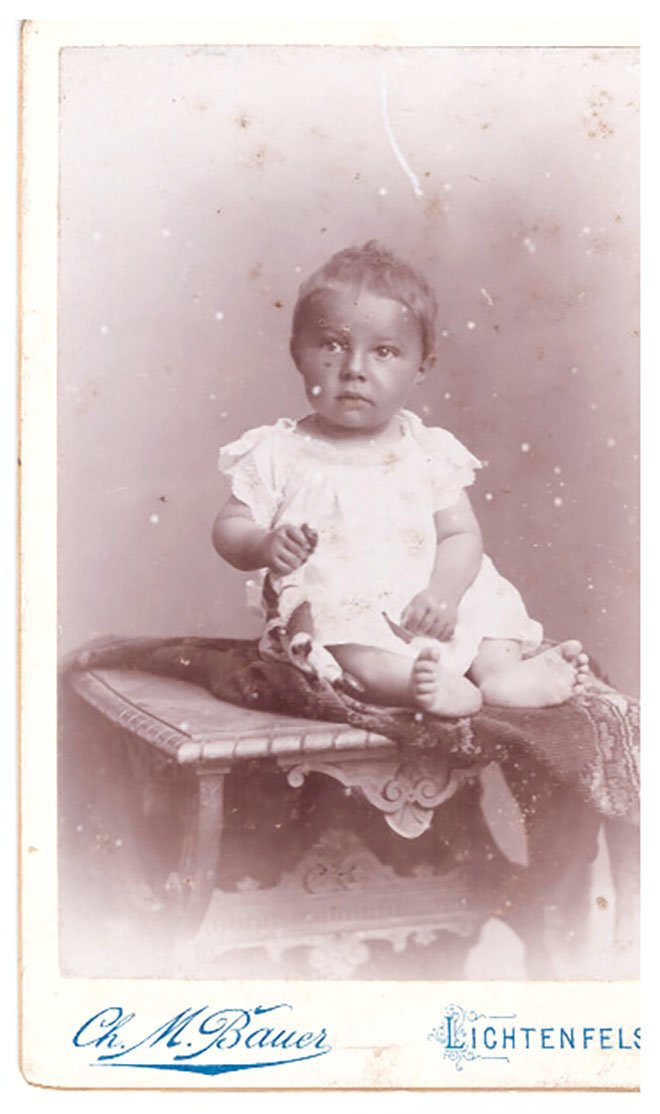 Foto Kind sitzend auf einem Tisch (Freilichtmuseum Roscheider Hof CC0)