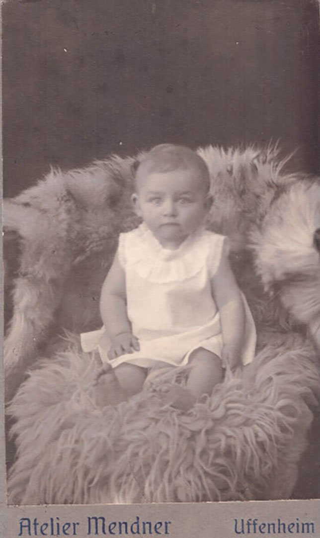Foto Kind sitzend auf einem Fell (Freilichtmuseum Roscheider Hof CC0)