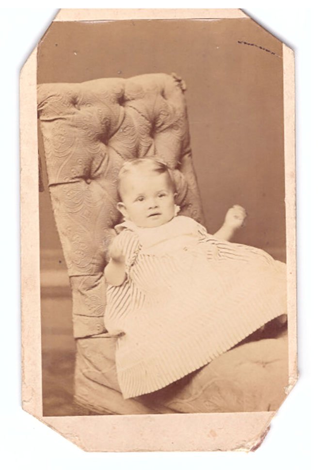 Foto Kind sitzend auf einem gepolsterten Stuhl (Freilichtmuseum Roscheider Hof CC0)