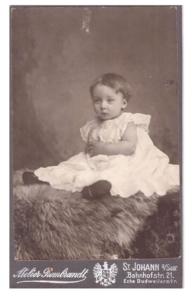 Foto Kleinkind im langen, weißen Kleid (Freilichtmuseum Roscheider Hof CC0)