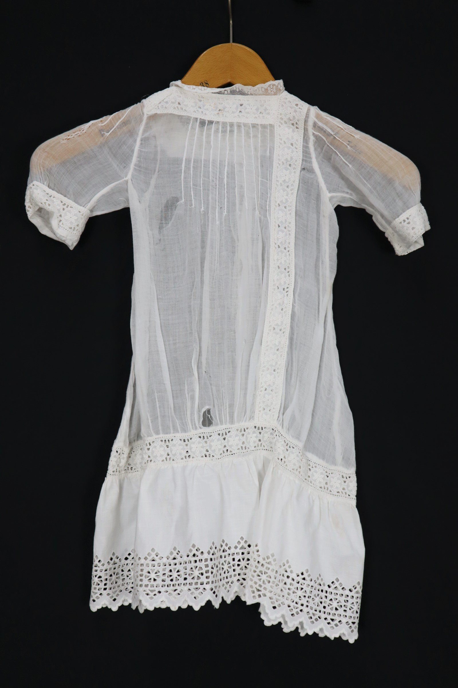 Weißes Taufkleid aus Batist (Freilichtmuseum Roscheider Hof CC0)