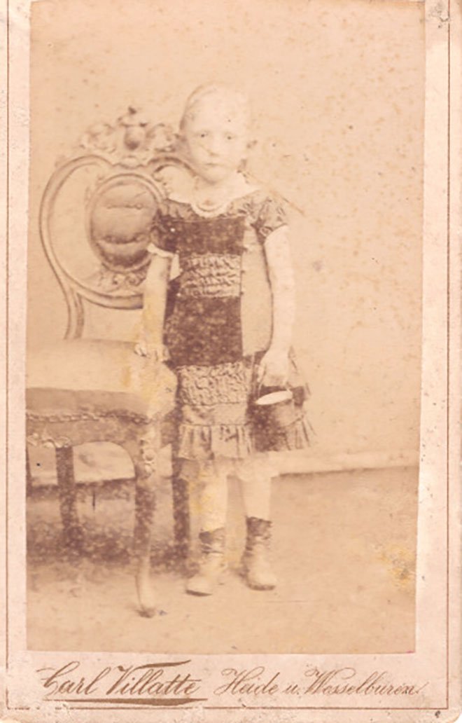 Foto Mädchen mit Rüschenkleid (Freilichtmuseum Roscheider Hof CC0)