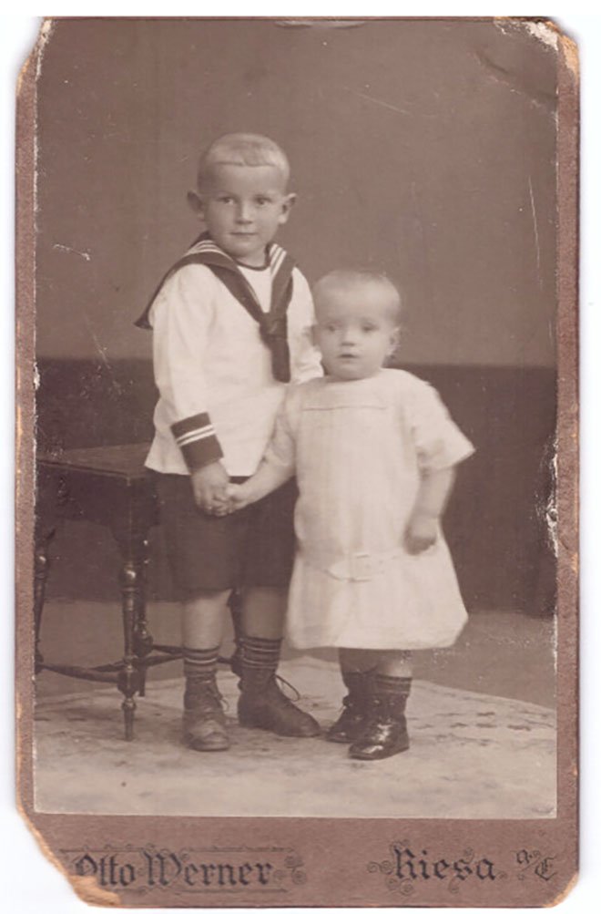 Foto Junge und Mädchen im Fotoatelier (Freilichtmuseum Roscheider Hof CC0)