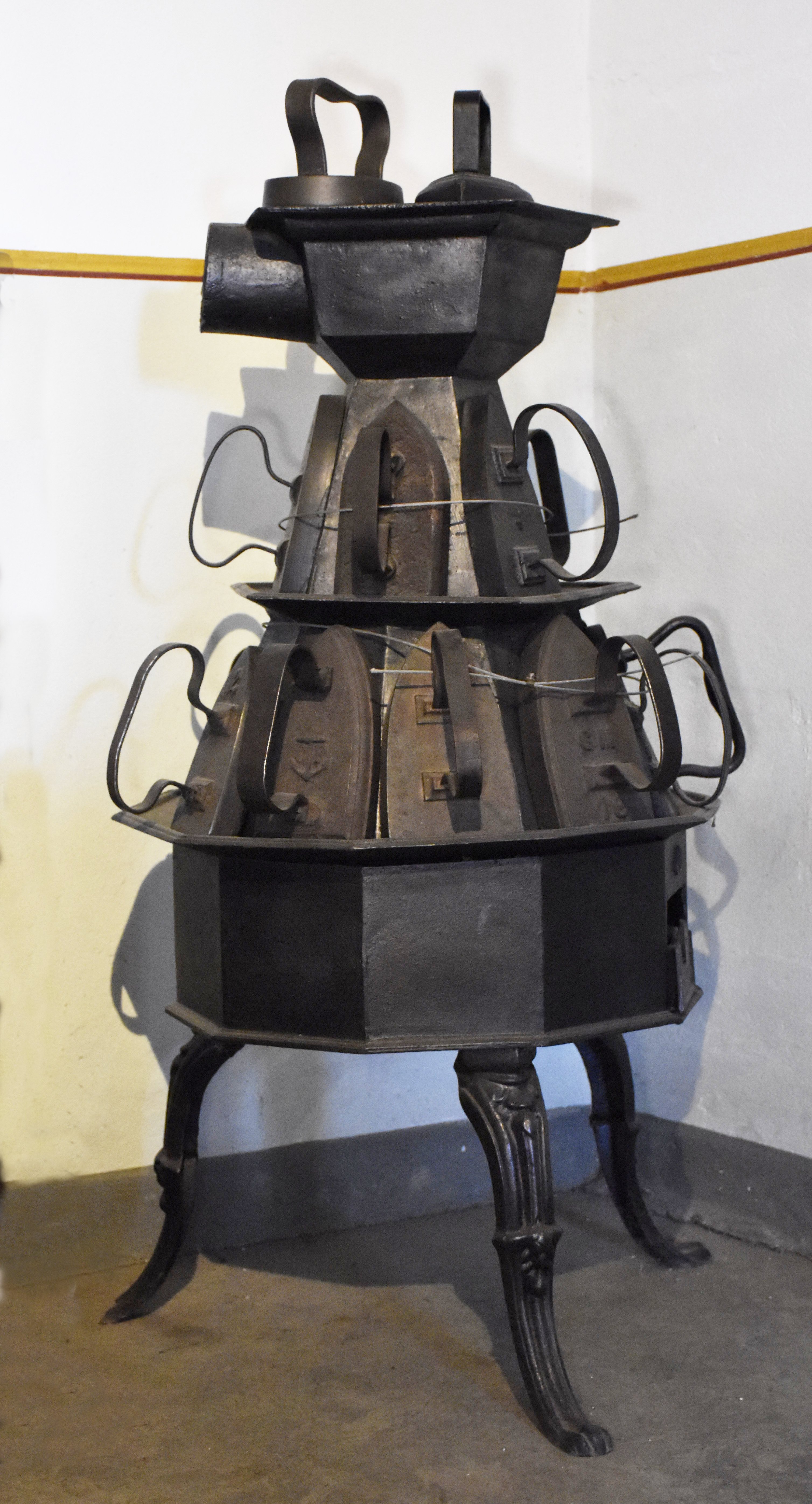 Zweistöckiger Bügeleisenofen (3) (Freilichtmuseum Roscheider Hof CC0)