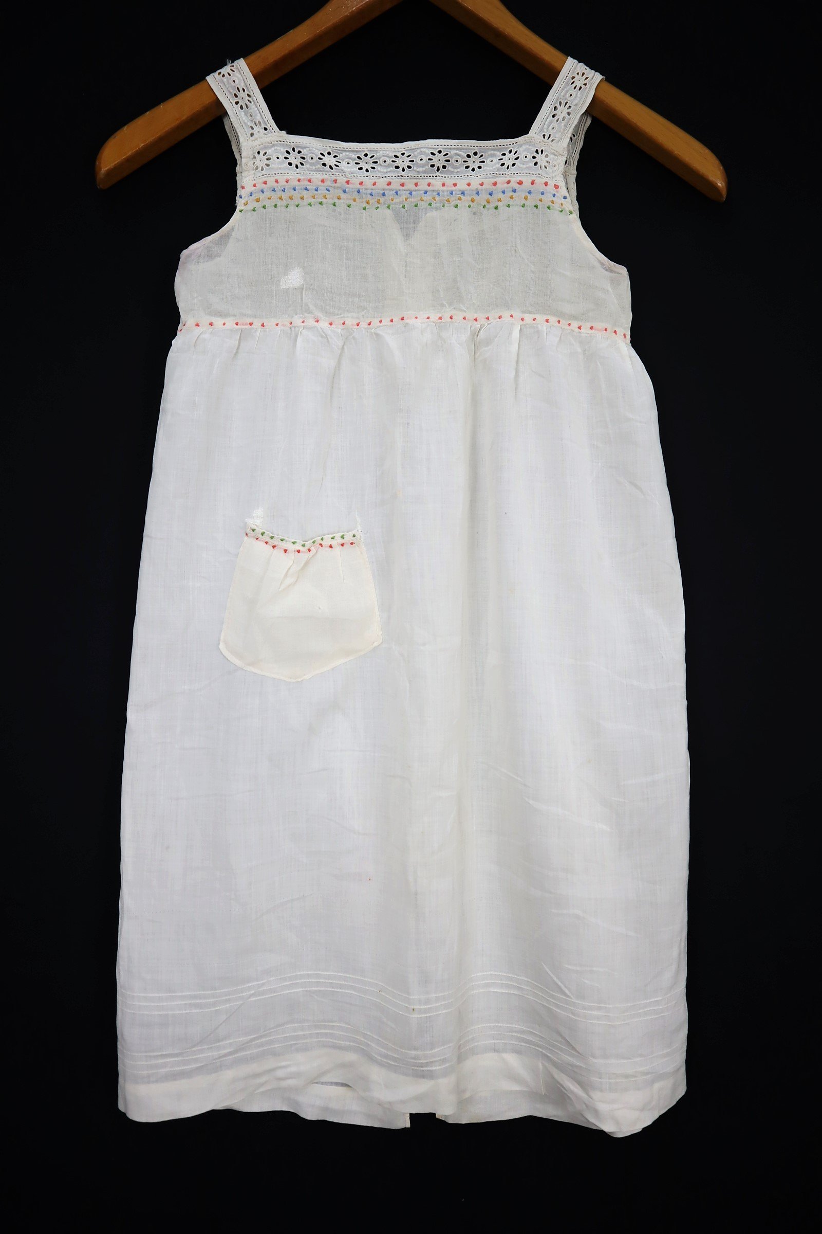 Kinderkleid mit bunter Stickerei (Freilichtmuseum Roscheider Hof CC0)