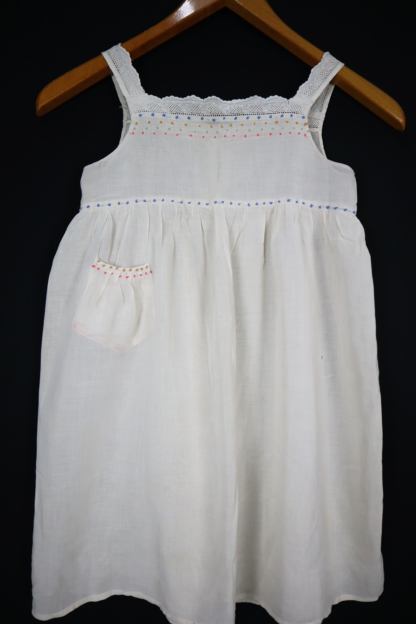 Kinderkleid/Taufkleid mit bunter Stickerei 2 (Freilichtmuseum Roscheider Hof CC0)