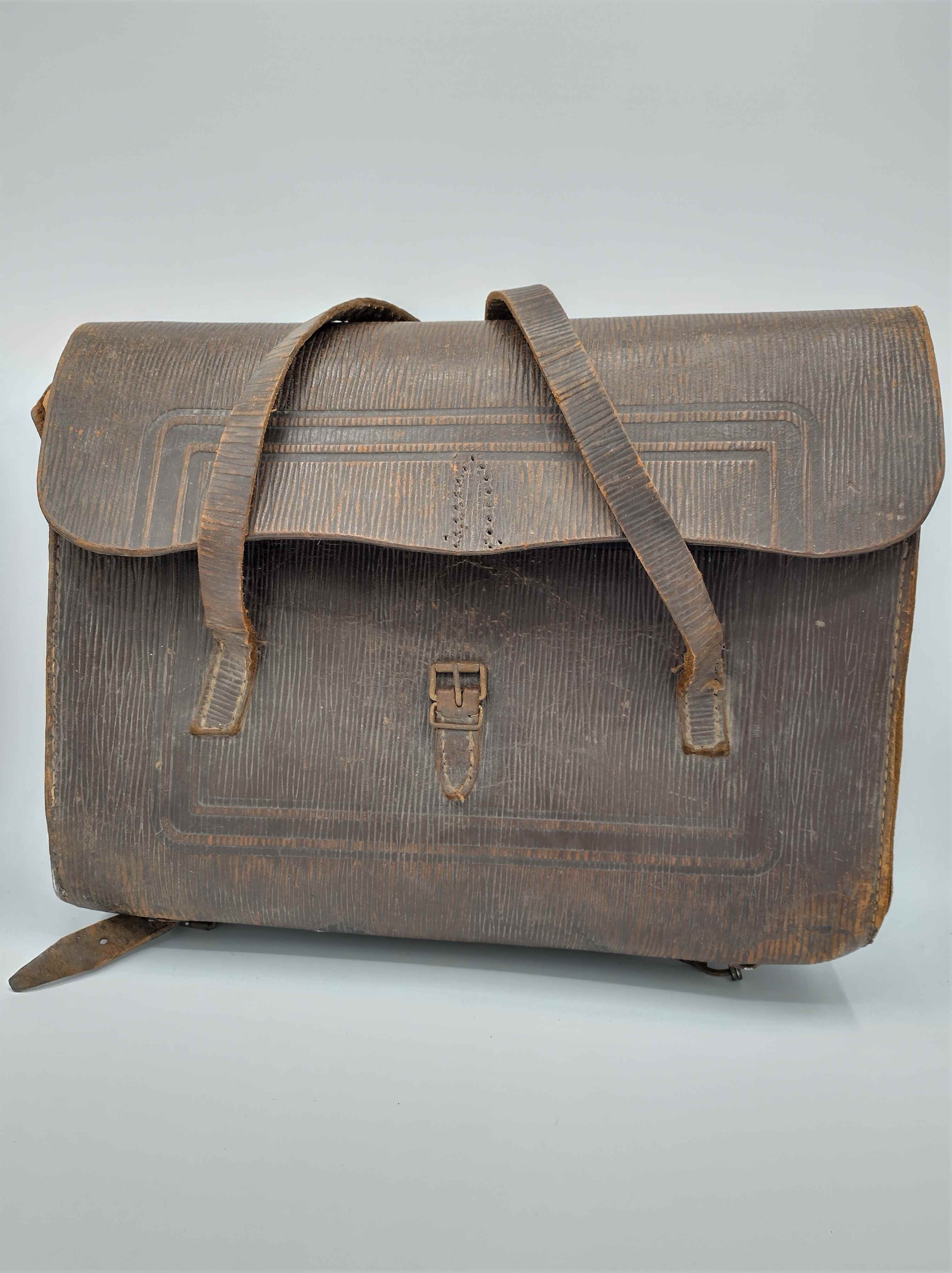 Dunkelbraune Schultasche mit Trägern vorne und fehlender Schnalle (Freilichtmuseum Roscheider Hof CC0)