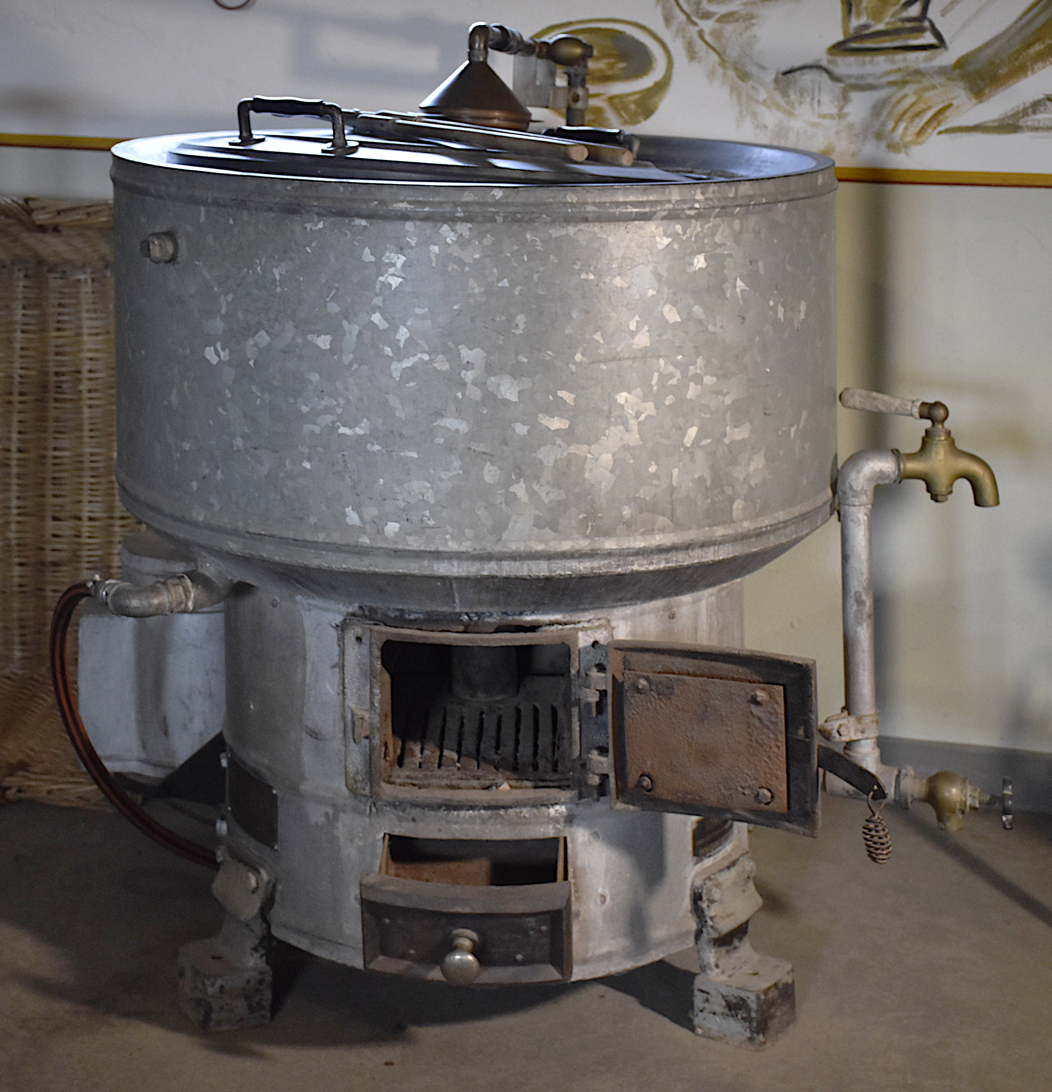 Reiberwaschmaschine mit Feuerung und einem Wassermantel (Freilichtmuseum Roscheider Hof CC0)