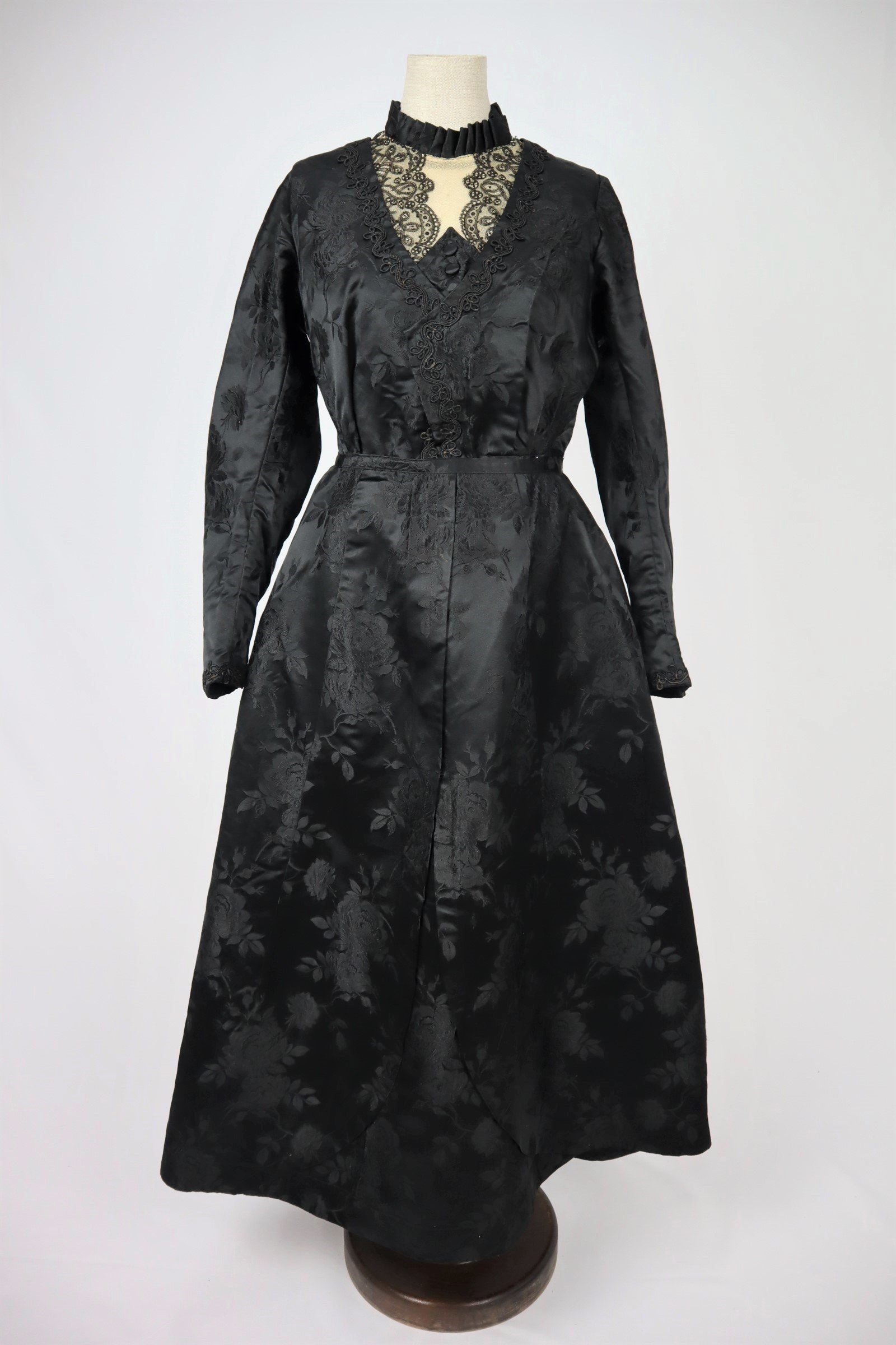 Festtagskleid aus schwarzem Jacquard (Freilichtmuseum Roscheider Hof CC0)
