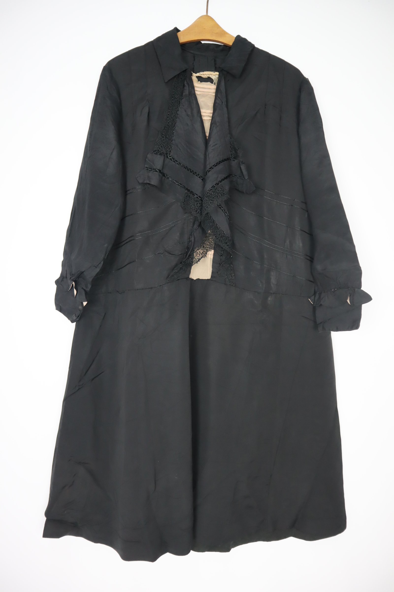 Schwarzes Kleid mit Volant am Oberteil (Freilichtmuseum Roscheider Hof CC0)