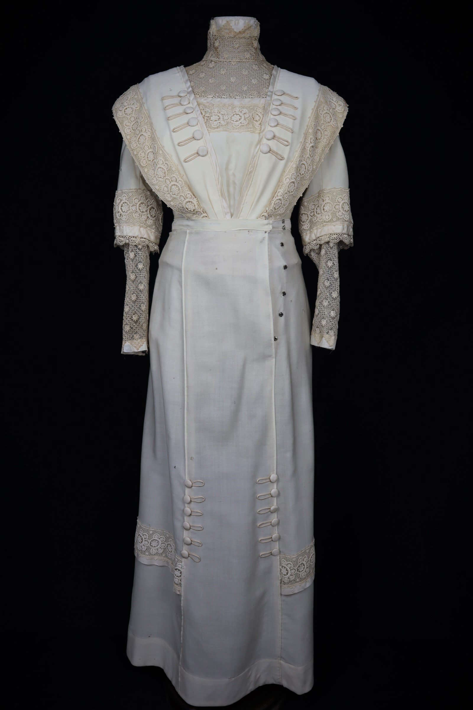 Hochzeitskleid mit Knöpfen und Nadelspitze (Freilichtmuseum Roscheider Hof CC0)