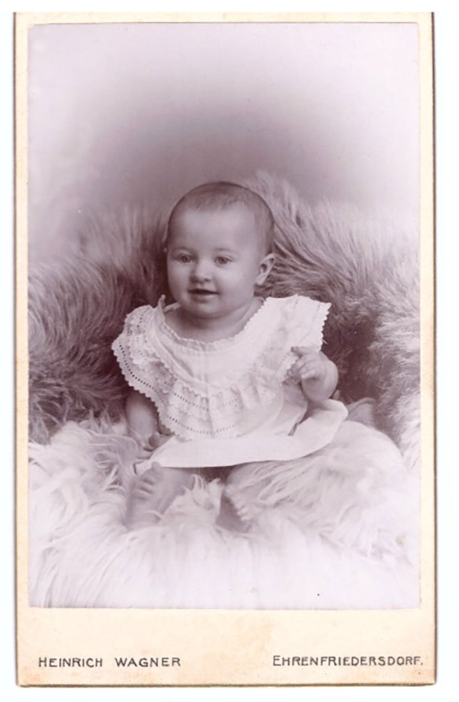 Foto Baby im Taufkleid im Fotoatelier (Freilichtmuseum Roscheider Hof CC0)