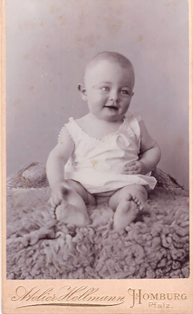 Foto Baby im Hemdchen im Fotoatelier (Freilichtmuseum Roscheider Hof CC0)