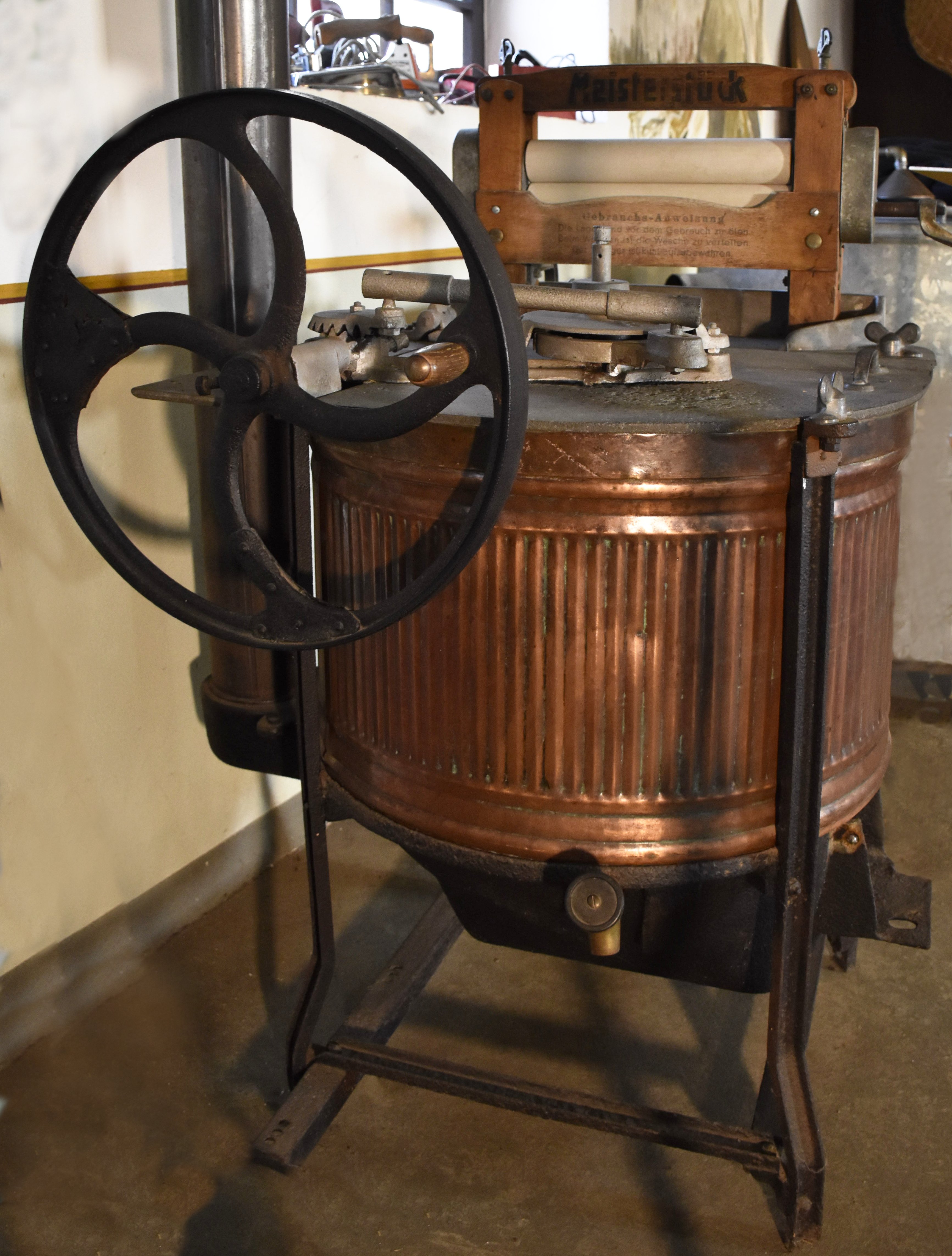 Kupferner Waschkessel "Rapide" mit Mechanik (Freilichtmuseum Roscheider Hof CC0)