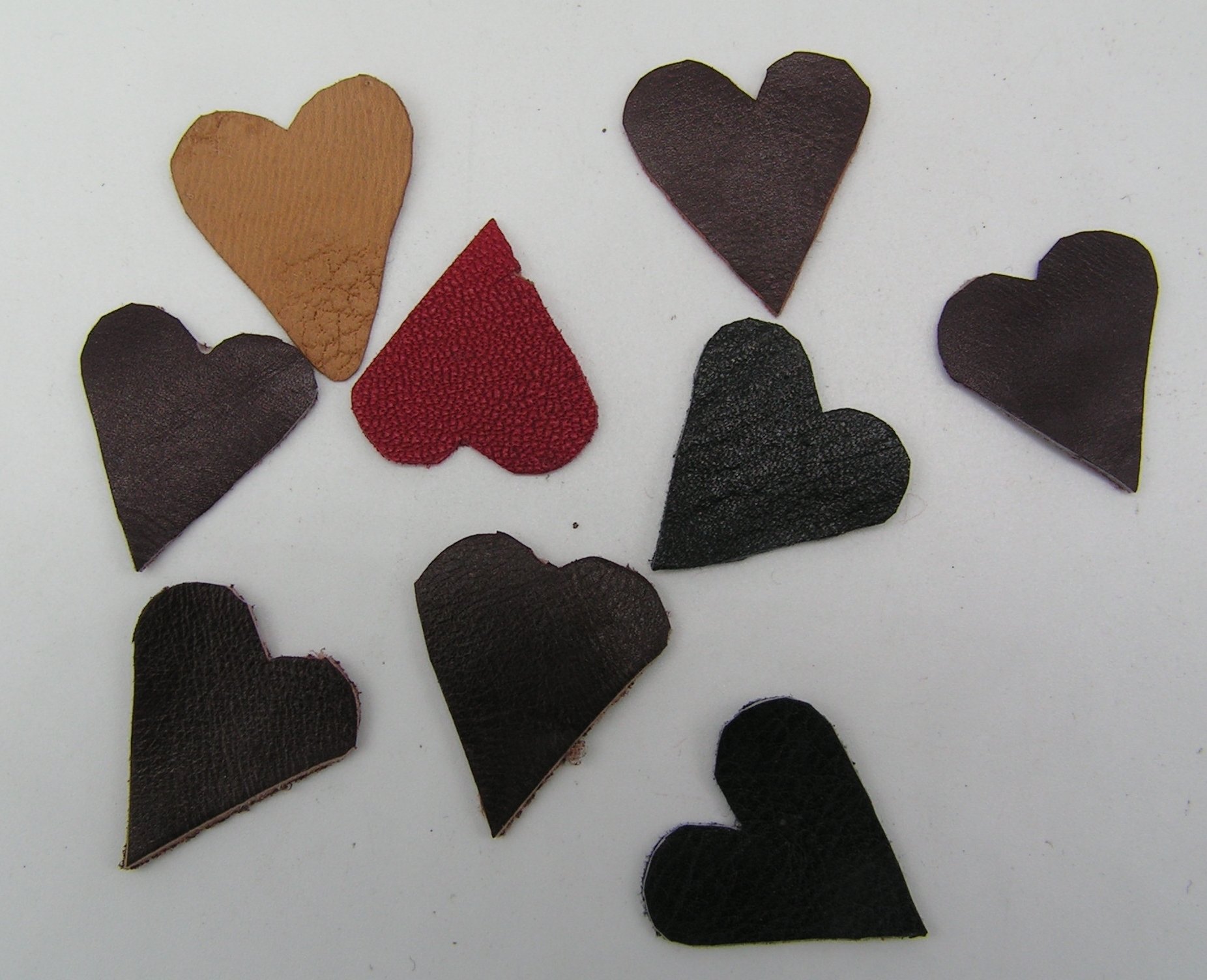 9 aus Leder ausgeschnittene Herzen (Freilichtmuseum Roscheider Hof CC0)