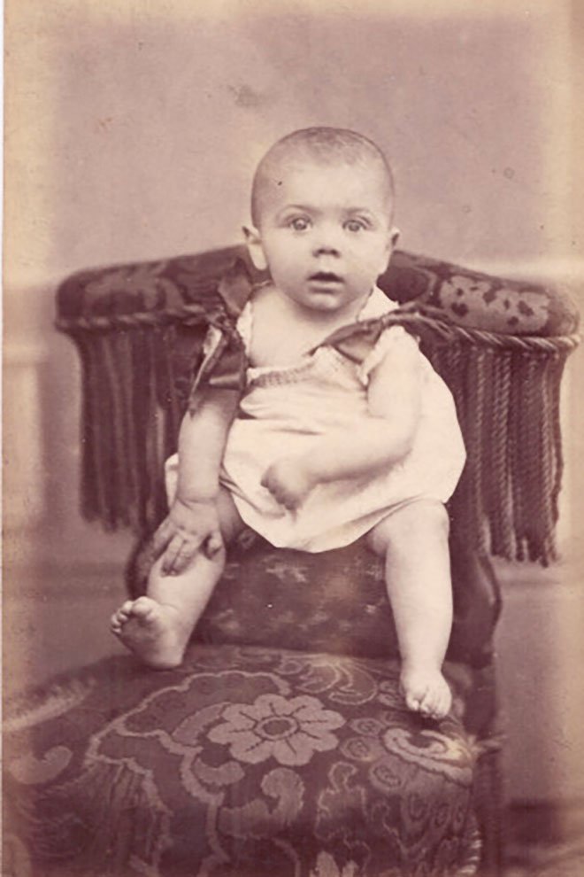 Baby auf einem Sitz im Fotoatelier (Freilichtmuseum Roscheider Hof CC0)