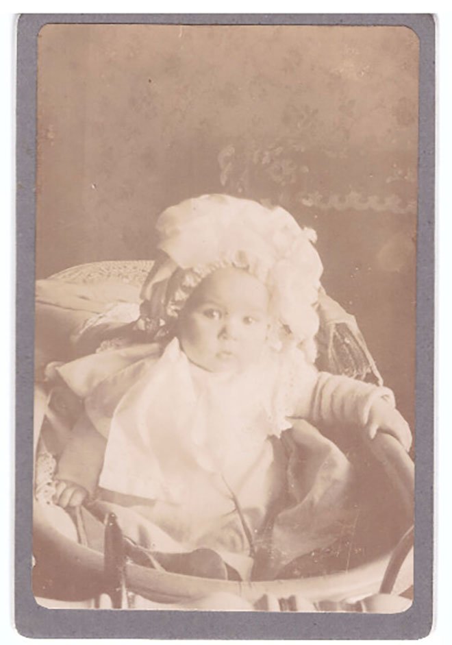 Baby Martha Weis im Kinderwagen (Freilichtmuseum Roscheider Hof CC0)