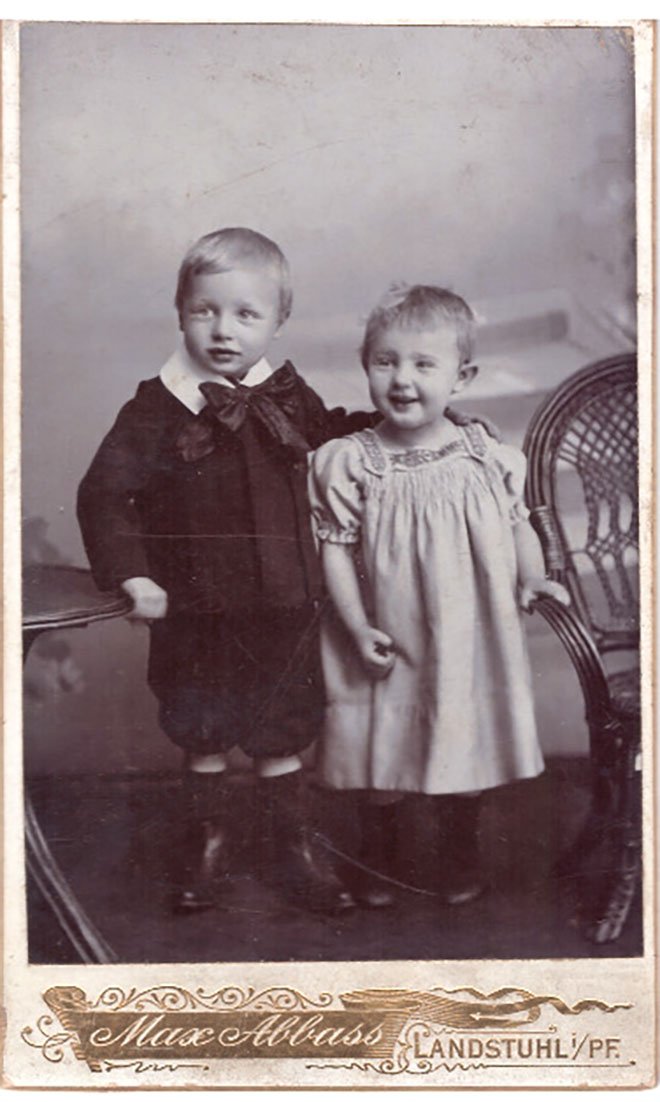 Foto zwei kleine Kinder im Fotoatelier (Freilichtmuseum Roscheider Hof CC0)