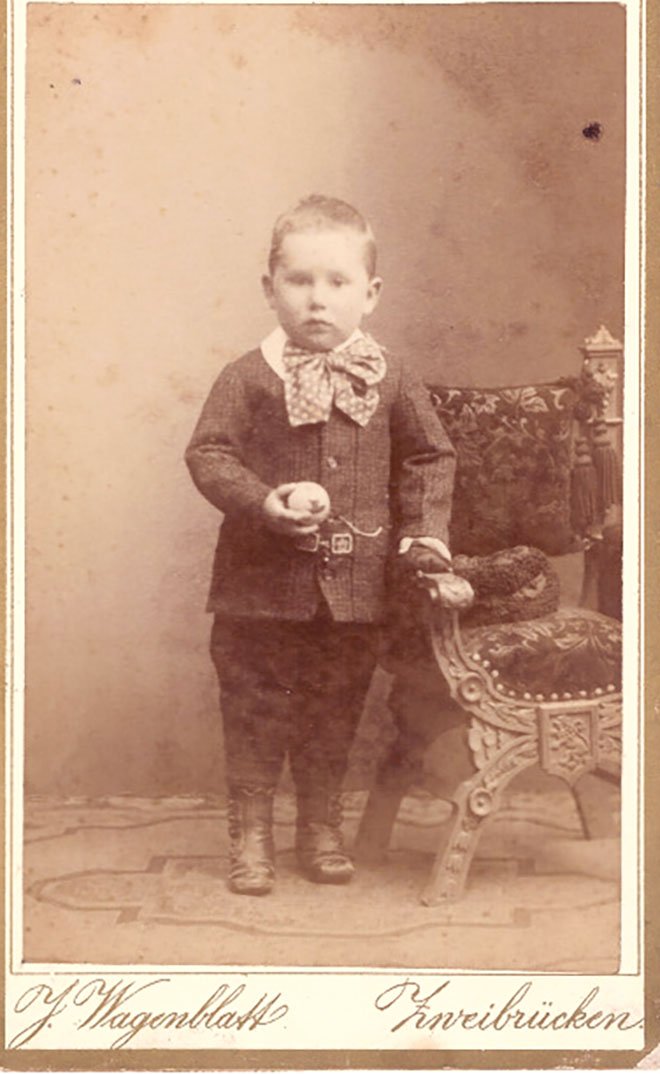 Foto Kind mit kleinem Ball in der Hand (Freilichtmuseum Roscheider Hof CC0)