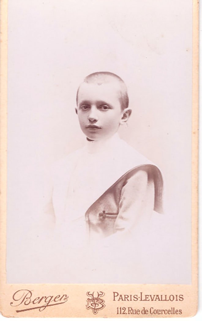 Foto Portrait eines Jungen mit sehr kurzen Haaren (Freilichtmuseum Roscheider Hof CC0)