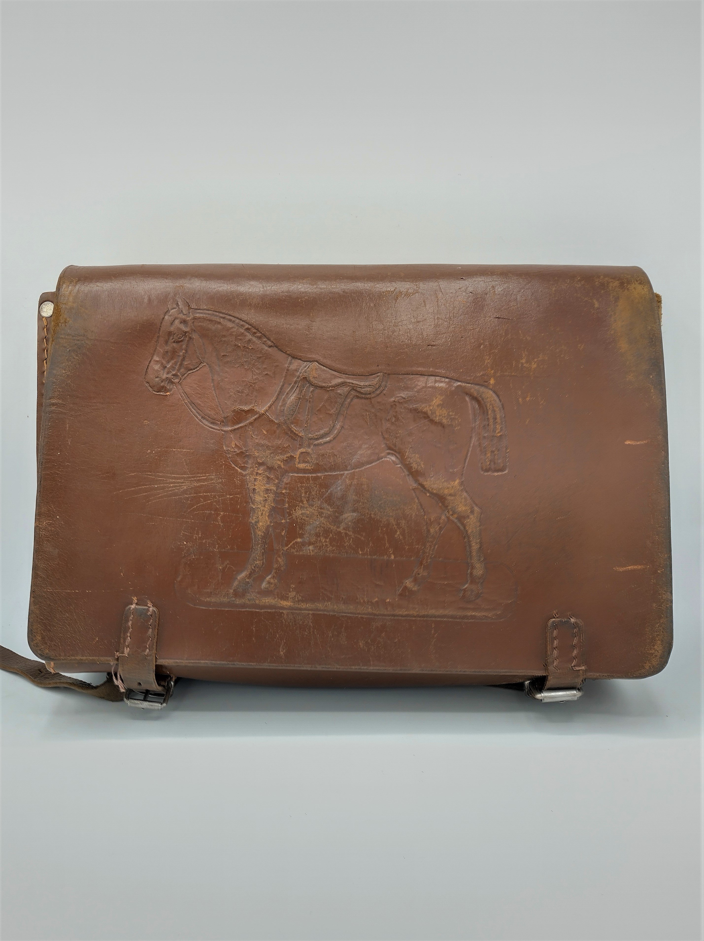 Dunkelbraune Schultasche mit Pferdemotiv (Freilichtmuseum Roscheider Hof CC0)