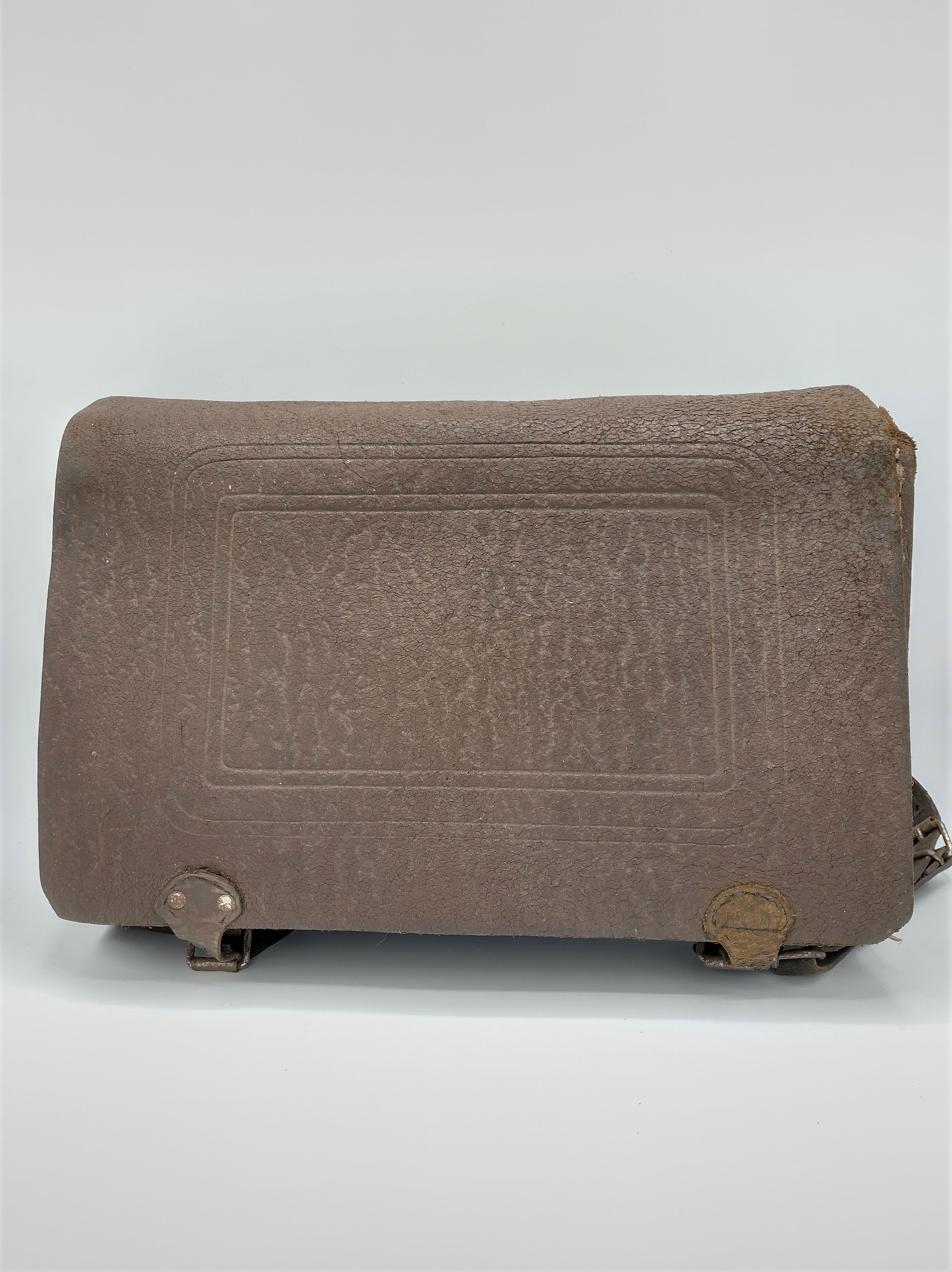 Dunkelbraune Schultasche mit viereckigem Muster (Freilichtmuseum Roscheider Hof CC0)