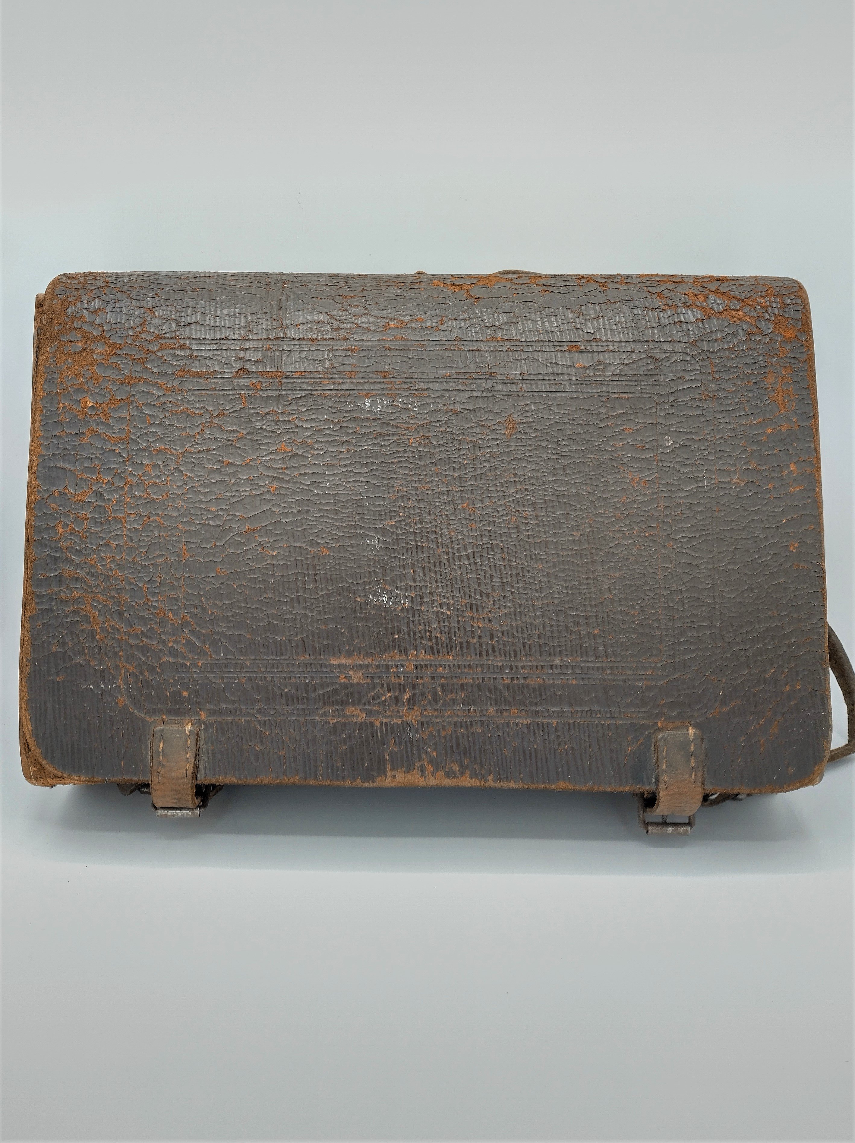 Dunkelbraune Schultasche mit viereckigem Muster (Freilichtmuseum Roscheider Hof CC0)