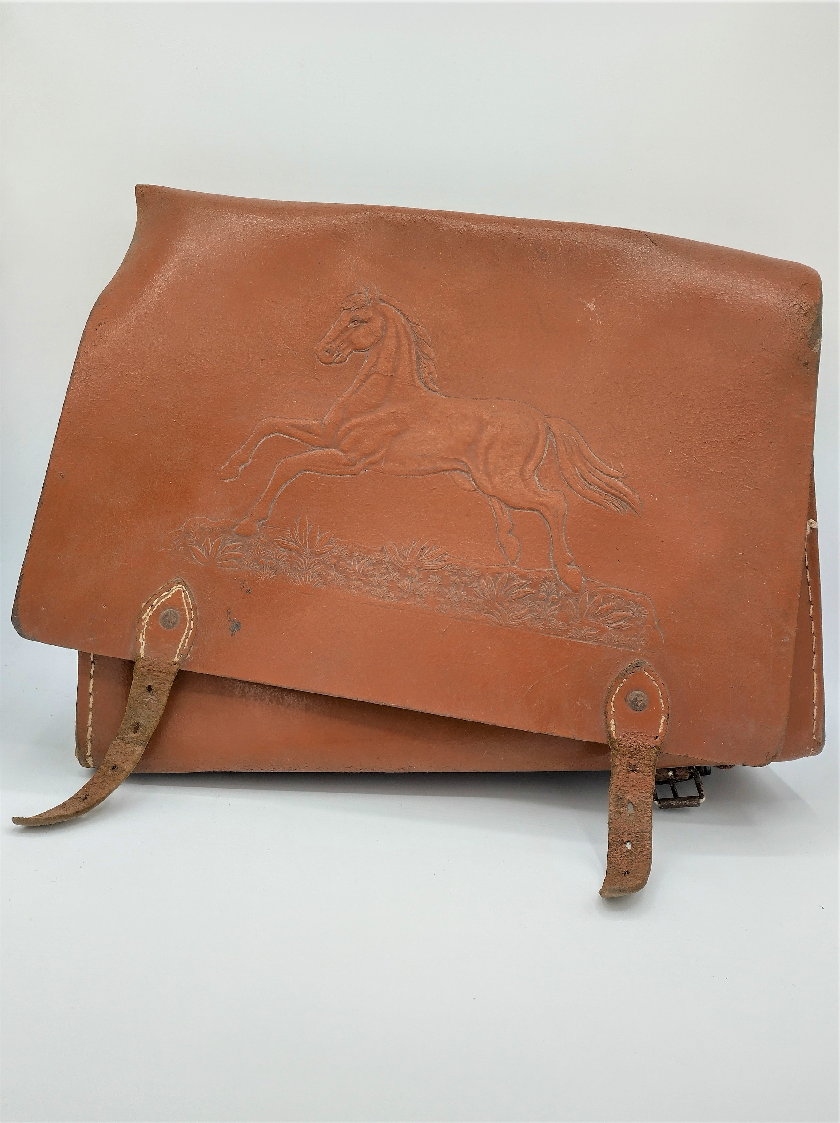 Rotbraune Schultasche mit Pferdemotiv (Freilichtmuseum Roscheider Hof CC0)