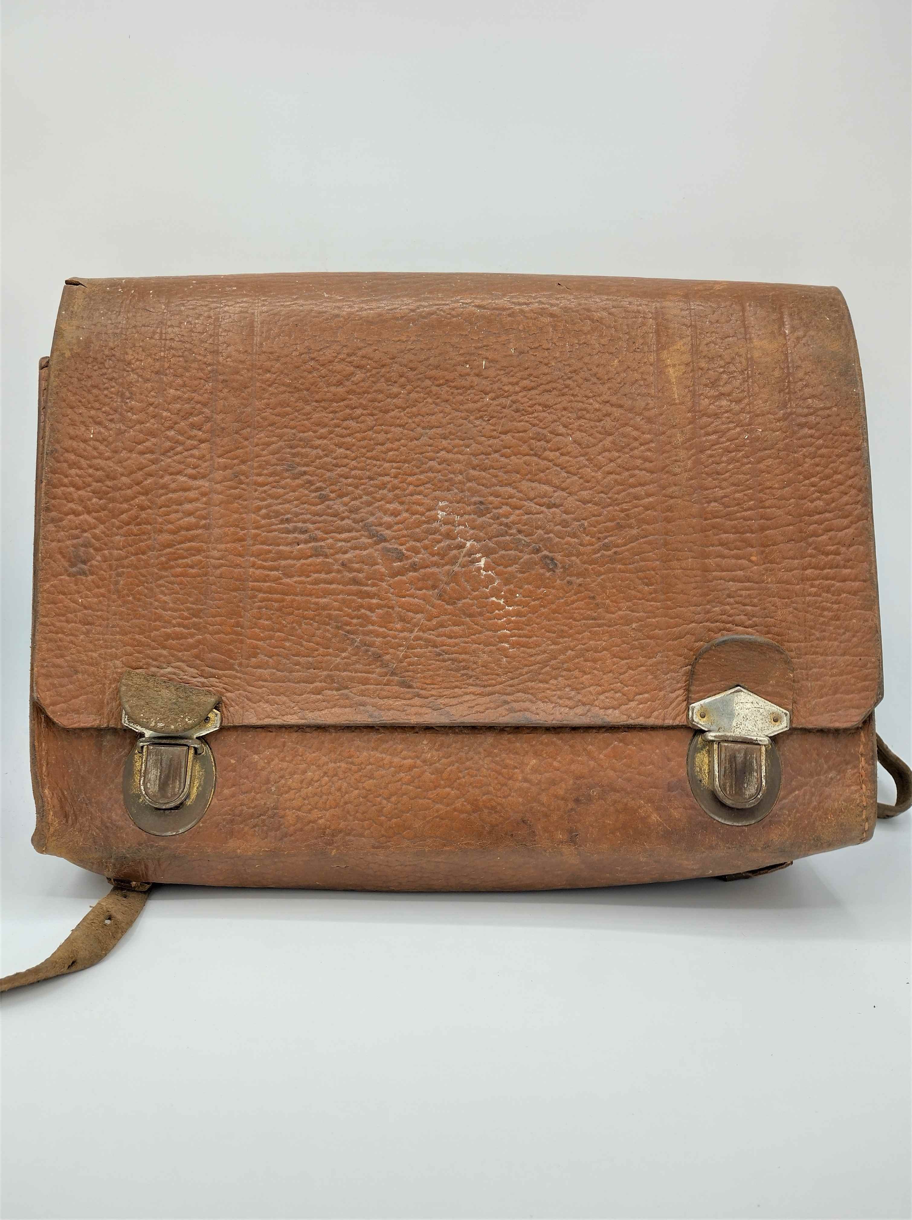 Braune Schultasche mit Schiefertafel (Freilichtmuseum Roscheider Hof CC0)