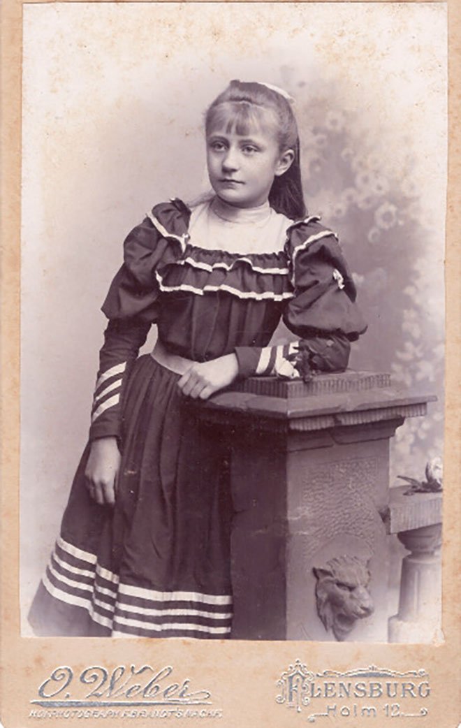 Foto Mädchen im Kleid mit weißen Streifen (Freilichtmuseum Roscheider Hof CC0)