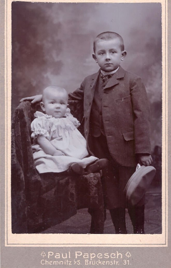 Foto Junge und Baby im Fotoatelier (Freilichtmuseum Roscheider Hof CC0)