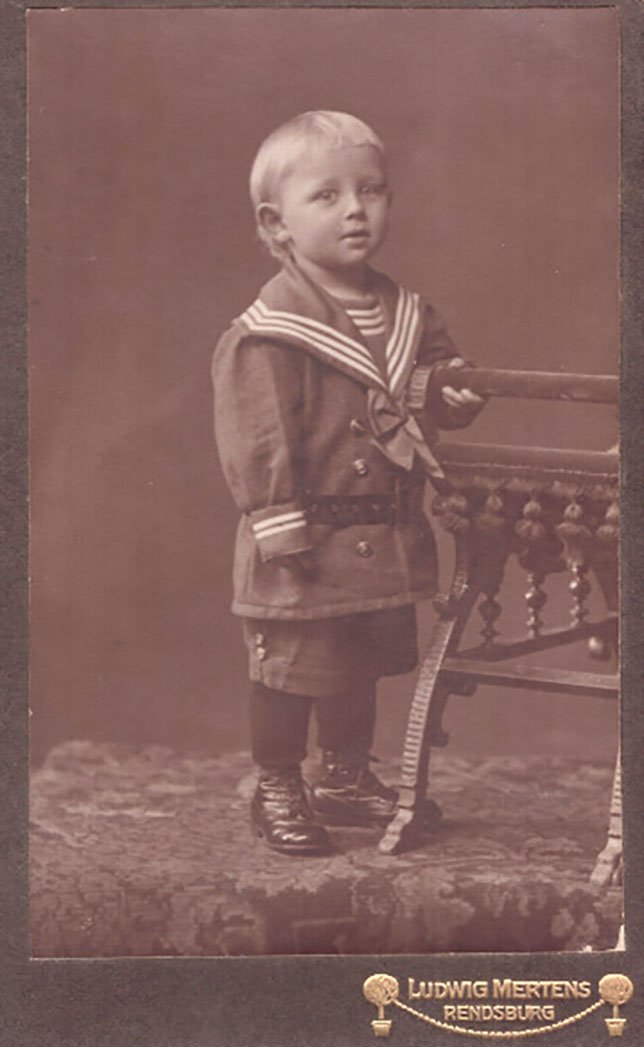 Foto Kleinkind im Matrosenanzug (Freilichtmuseum Roscheider Hof CC0)