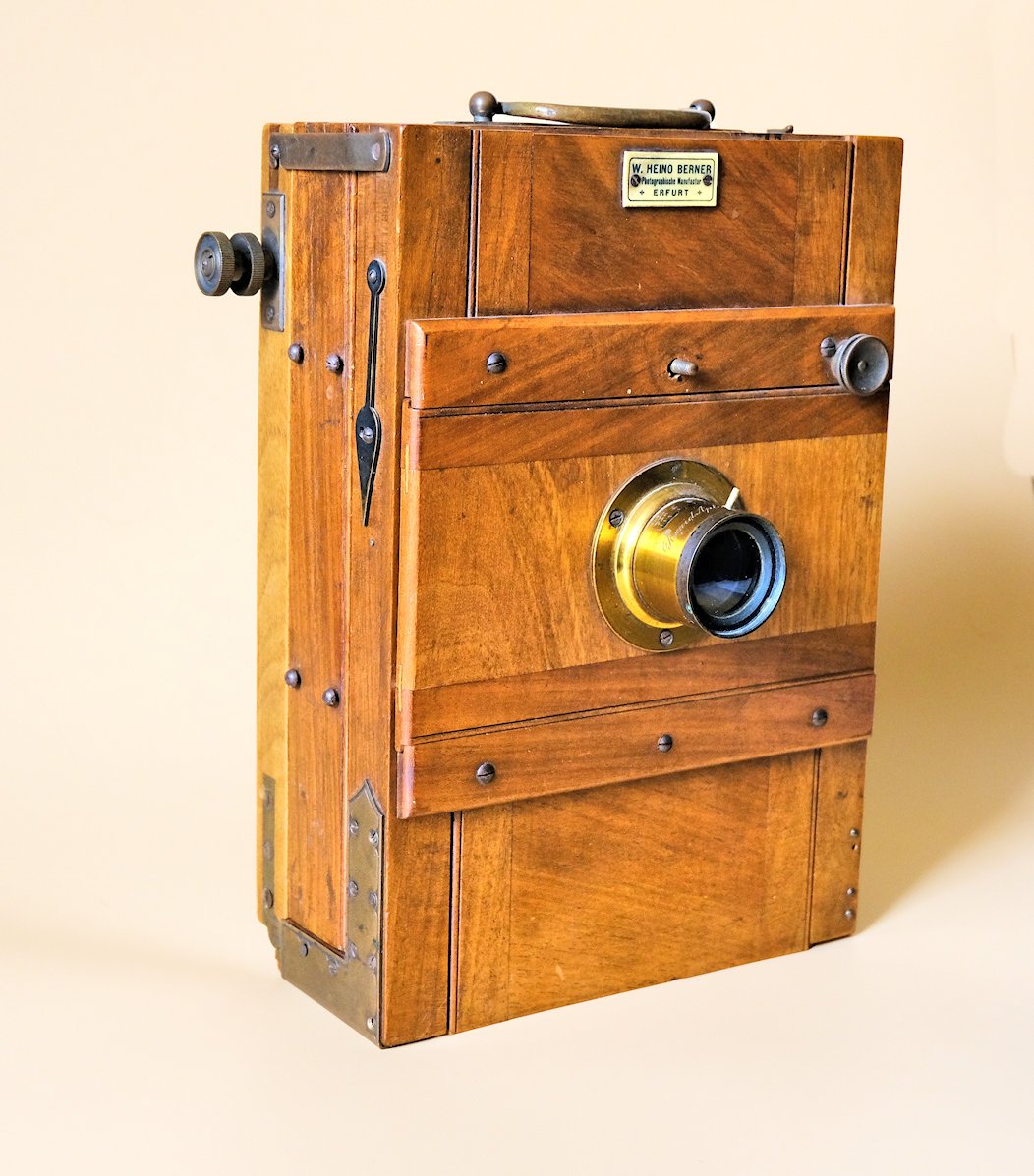 Reisekamera (zusammenklappbar) aus Holz (Freilichtmuseum Roscheider Hof CC0)