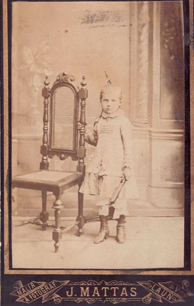 Foto Kind mit großem Stuhl im Fotoatelier (Freilichtmuseum Roscheider Hof CC0)