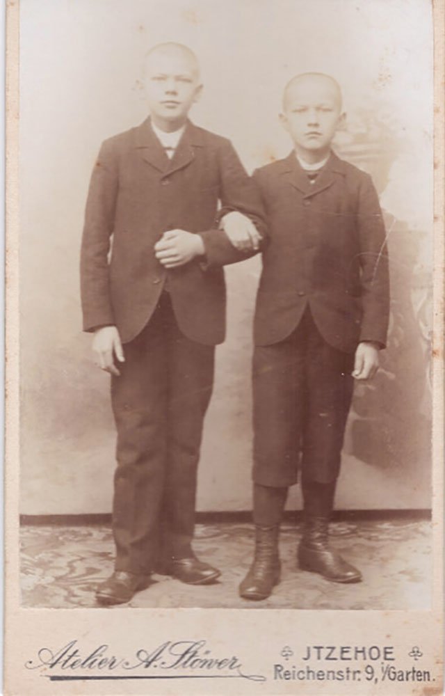 Foto zwei Knaben eingehakt im Fotoatelier (Freilichtmuseum Roscheider Hof CC0)