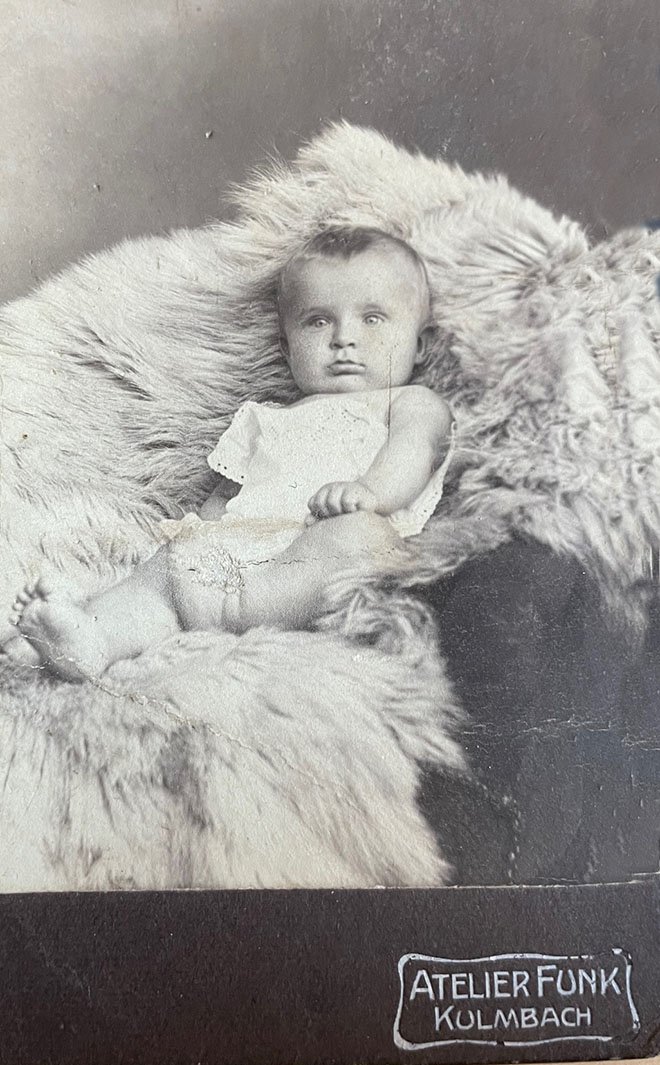 Foto Baby auf einem Fell im Fotoatelier (Freilichtmuseum Roscheider Hof CC0)