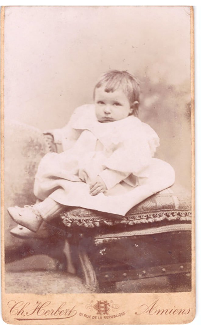 Foto Kind im weißen Mantel auf einem Hocker (Freilichtmuseum Roscheider Hof CC0)