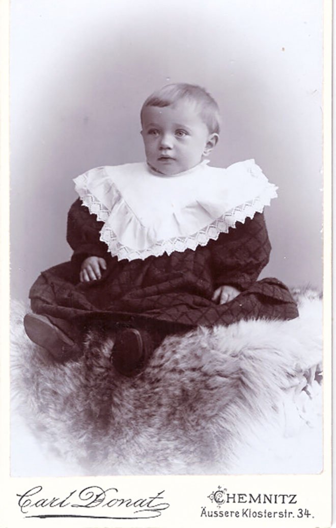 Foto Kind mit großem, weißem Kragen (Freilichtmuseum Roscheider Hof CC0)