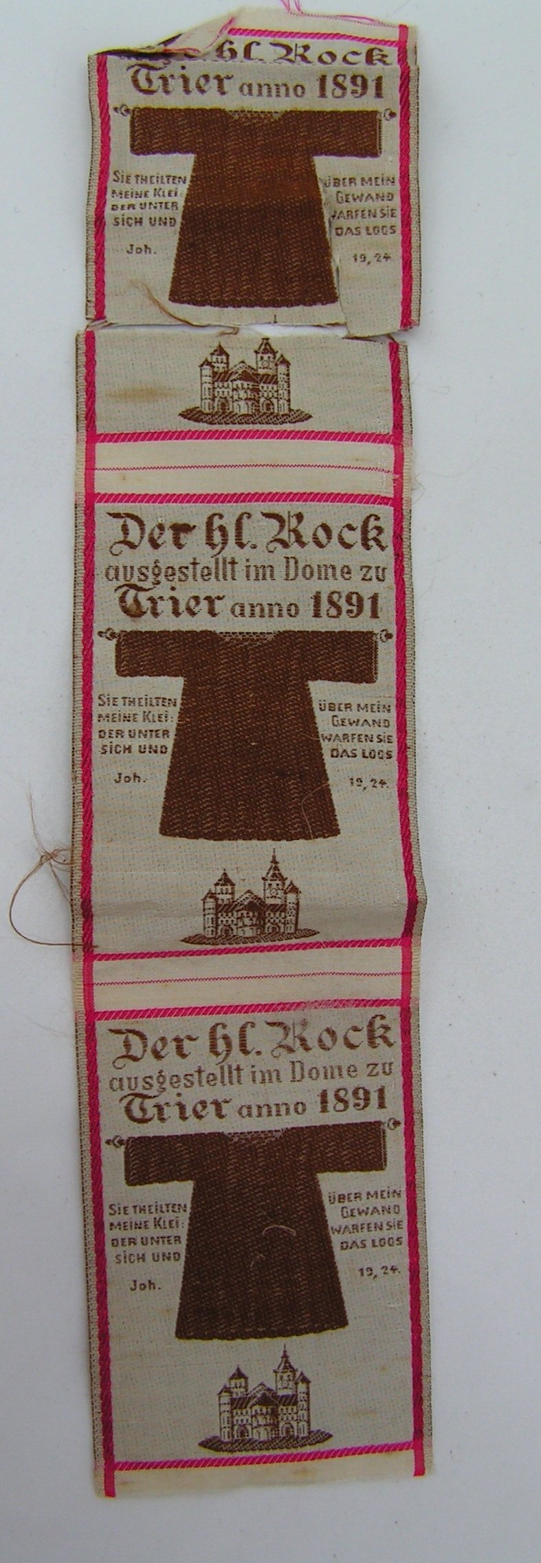 Zwei Stücke von seidenen Andenkenbildern an die Ausstellung des heiligen Rocks 1891 im Dom zu Trier (Freilichtmuseum Roscheider Hof CC0)