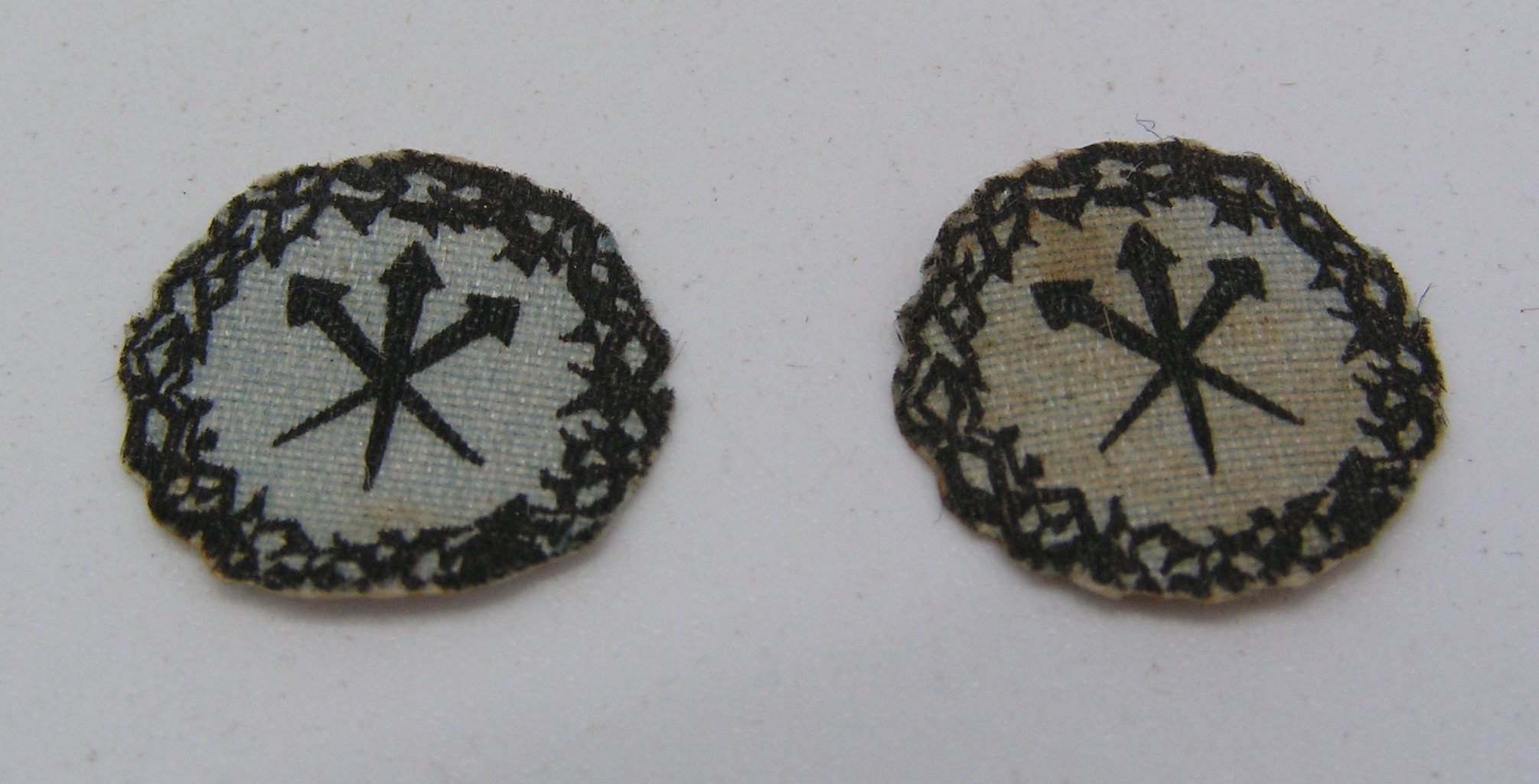 Zwei runde Siegel aus Stoff mit einer Abbildung der drei Kreuznägeln und der Dornenkrone (Freilichtmuseum Roscheider Hof CC0)